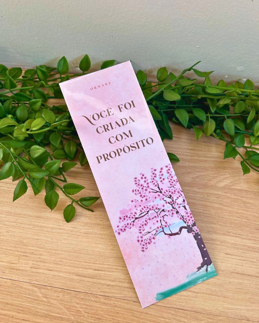 Marca-página personalizado da Ornare com a frase “Você foi criada com propósito” e ilustração de cerejeira.