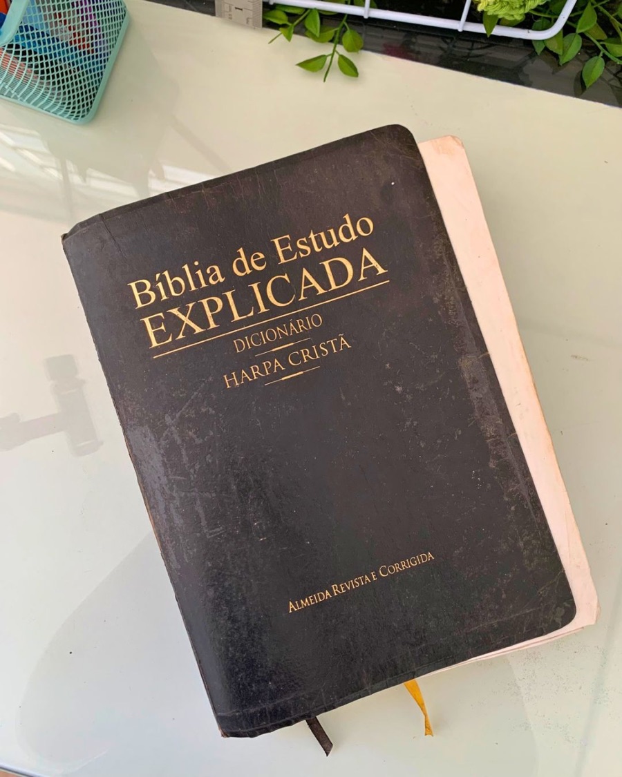 Antes da reforma: Bíblia de estudo com capa preta gasta, cantos desfiados e brilho perdido pelo uso.