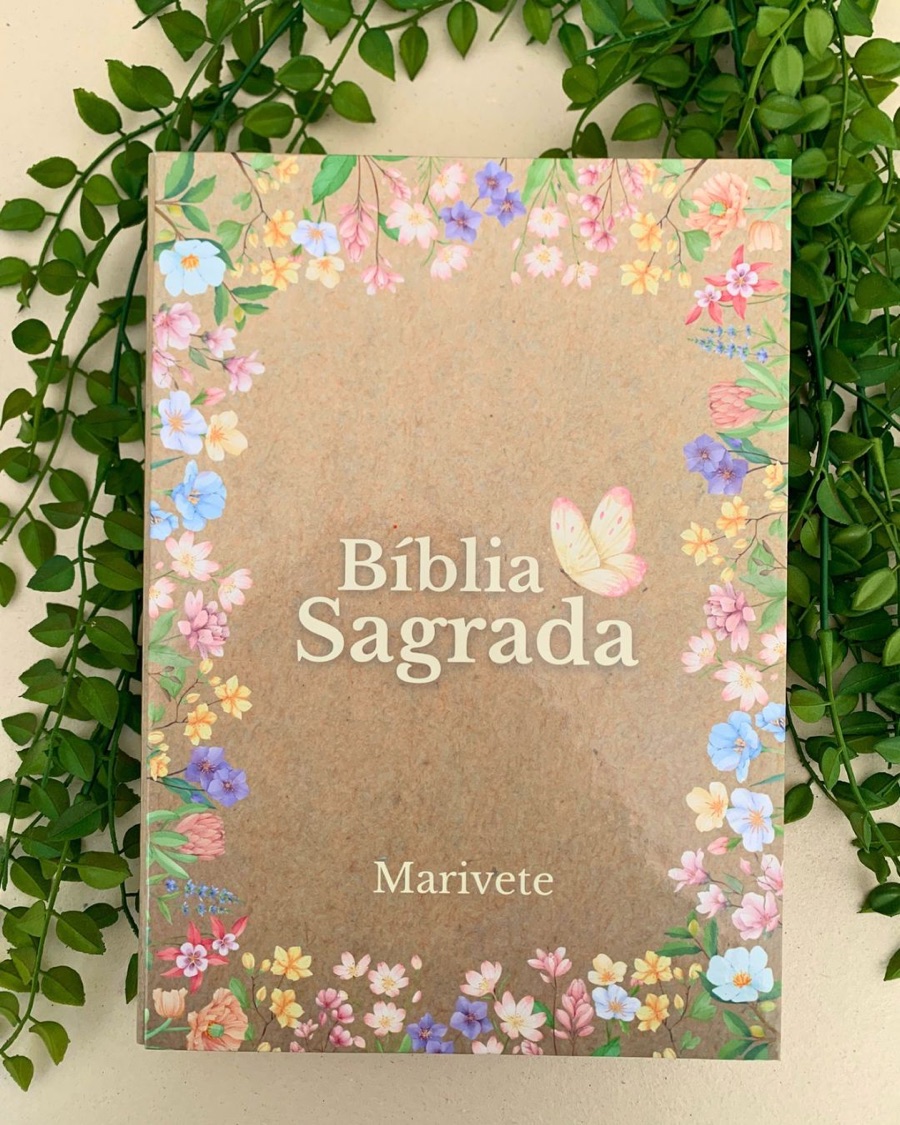 Depois da reforma: a mesma Bíblia com capa nova, estampa floral colorida e o nome da dona, Marivete, impresso.
